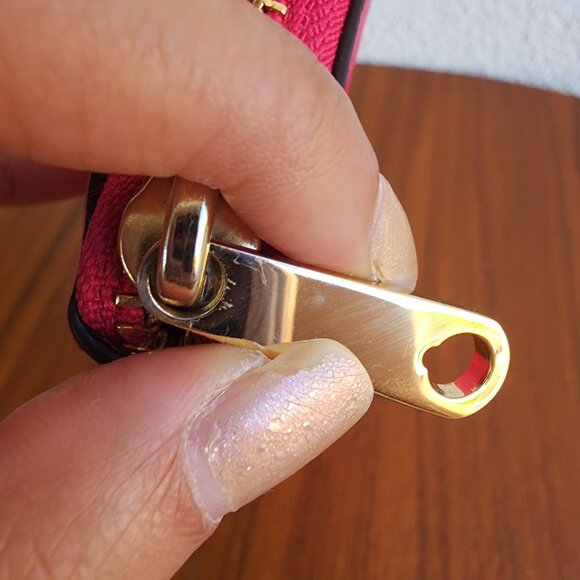 🔴SOLD🔴 Henri Bendel Pink Saffiano Leather Gold Hardware Zip Around Wallet - Picture 8 of 10